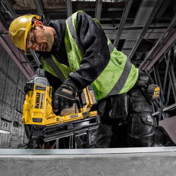 dcn890n 6 Ciocan de batut cuie in beton Dewalt DCN890N - imagine 3